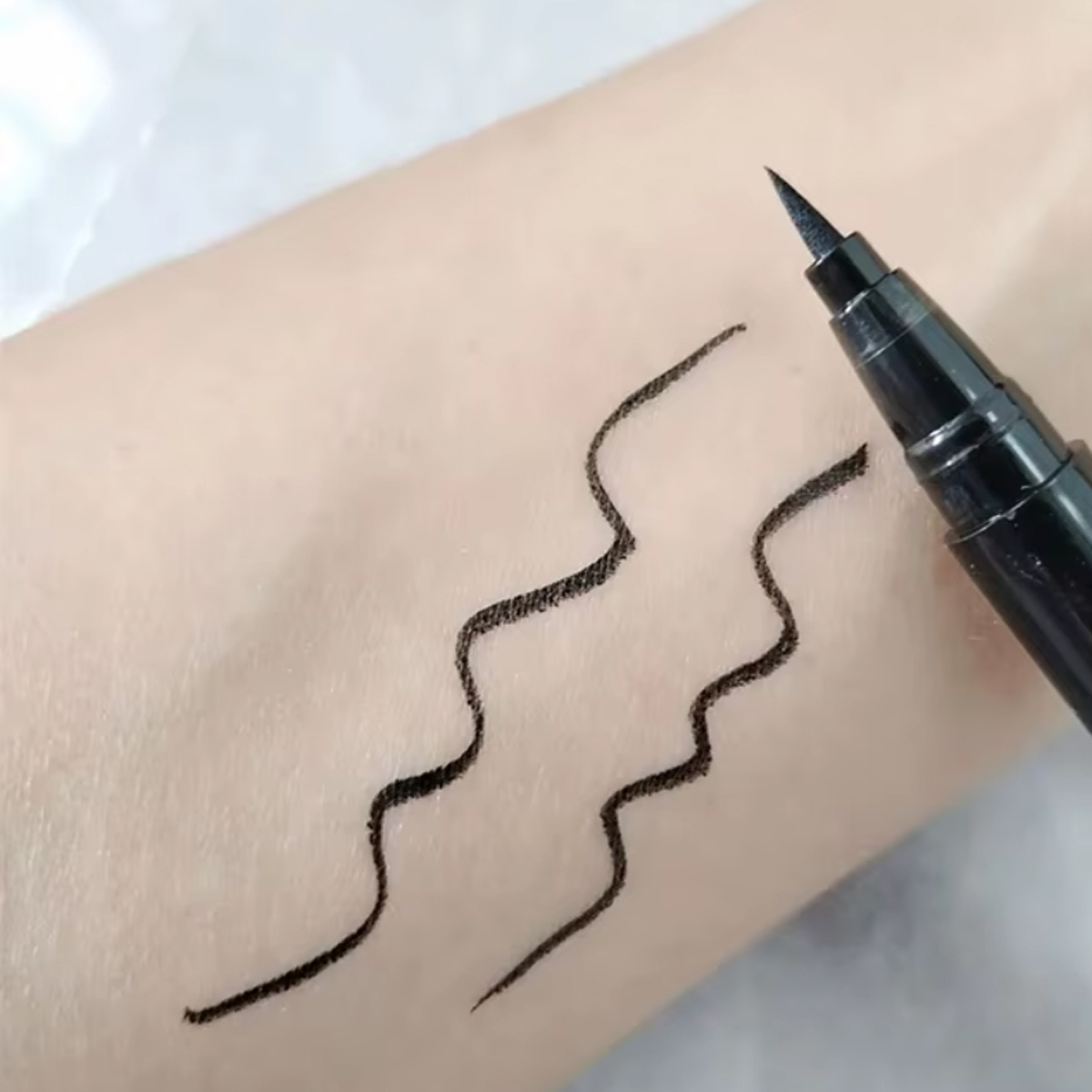 Stylo Eyeliner liquide impermé - Waterproof Liquid Eyeliner Pen avis et prix
